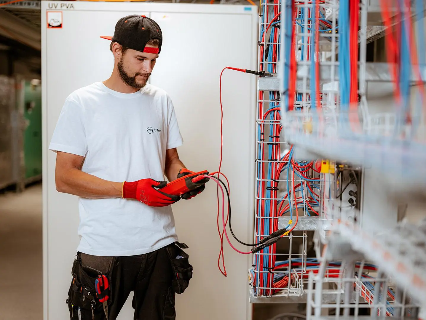 Servicetechniker prüft die Elektroinstallation einer Photovoltaikanlage am Netzanschluss