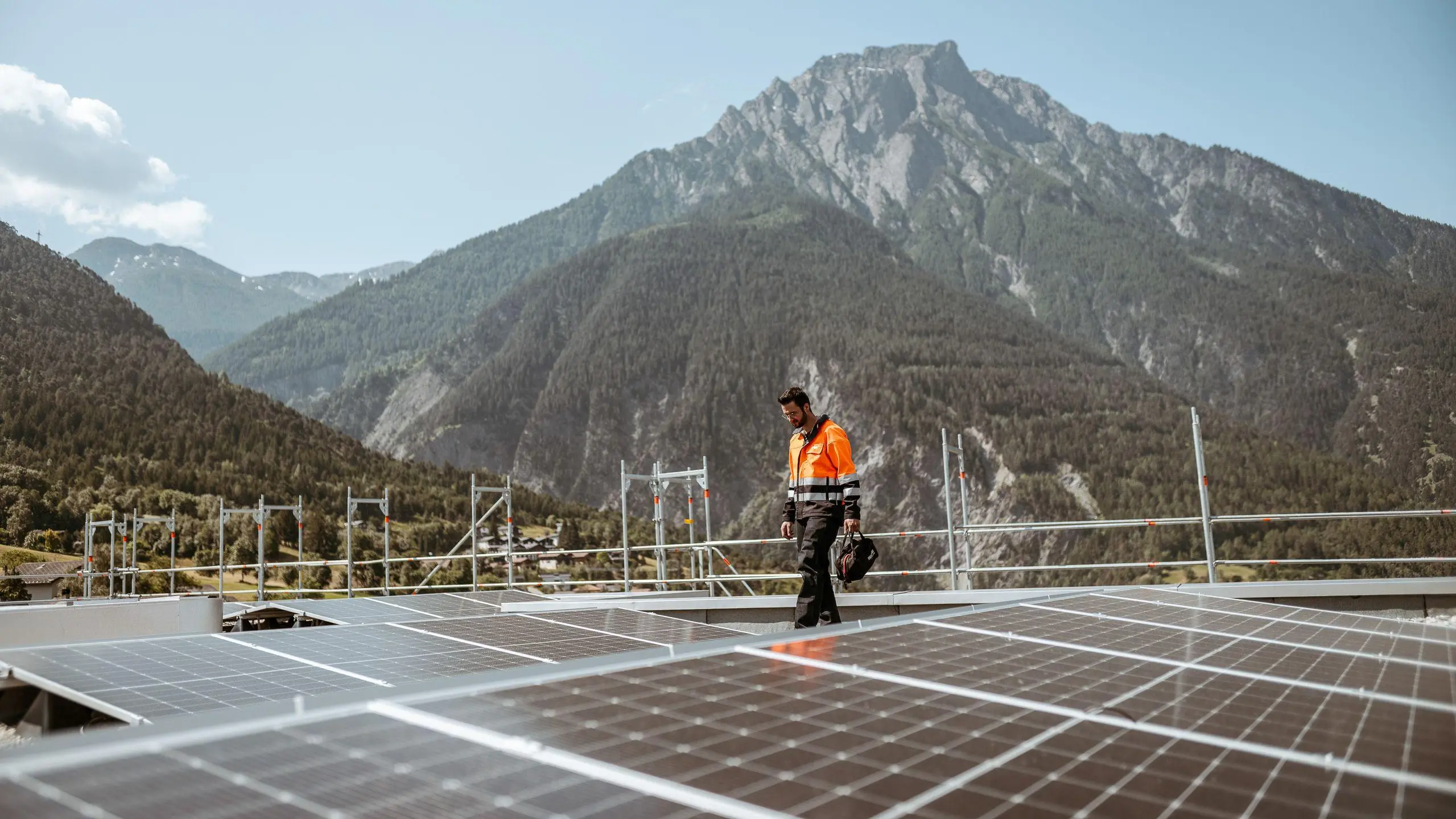 Arbeiter installiert PV-Anlage auf einem Dach