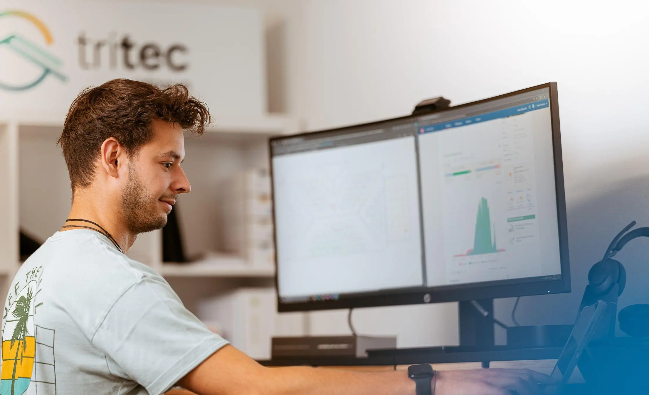 Mitarbeiter am Bildschirm eines Computer