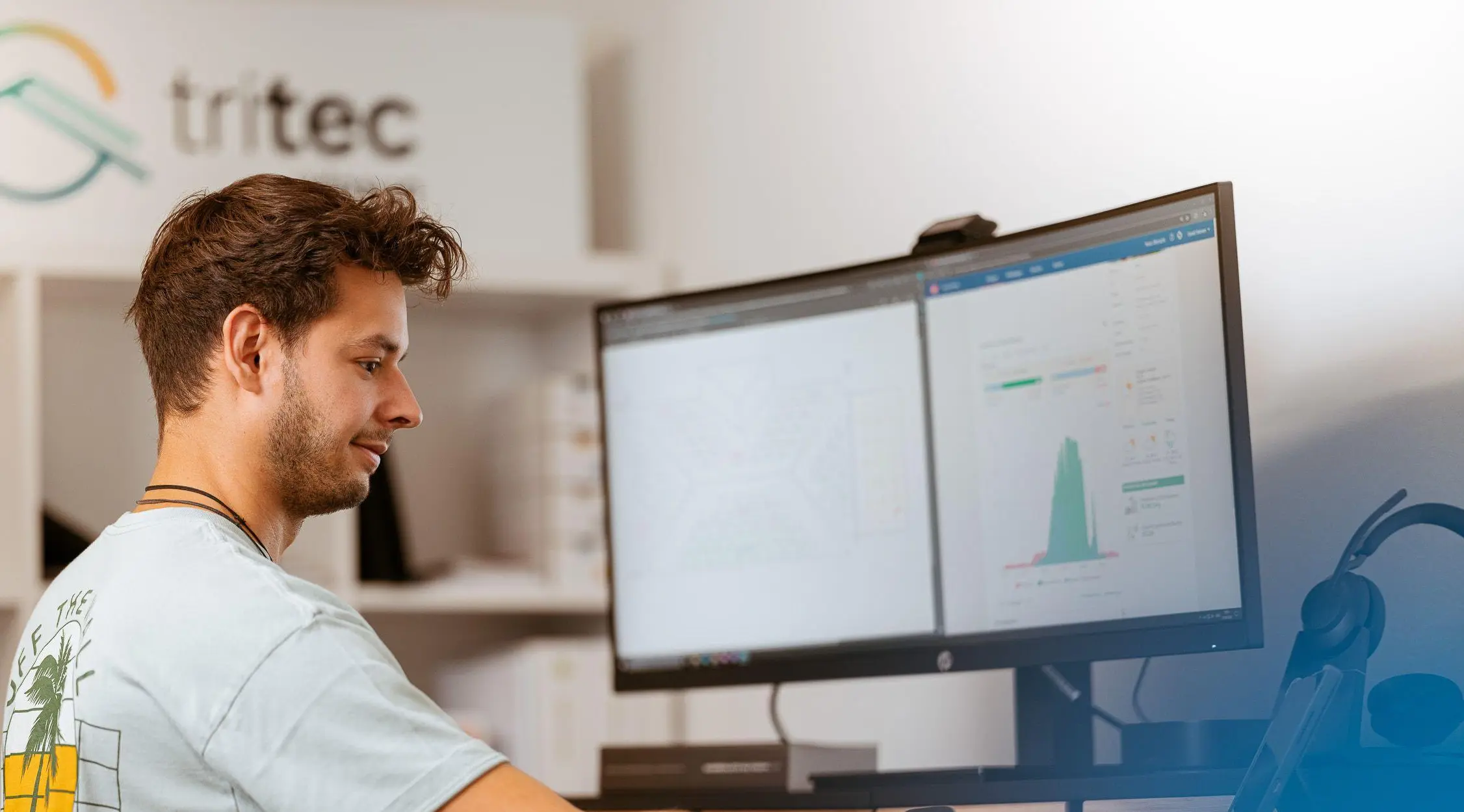 Un employé devant l'écran d'un ordinateur