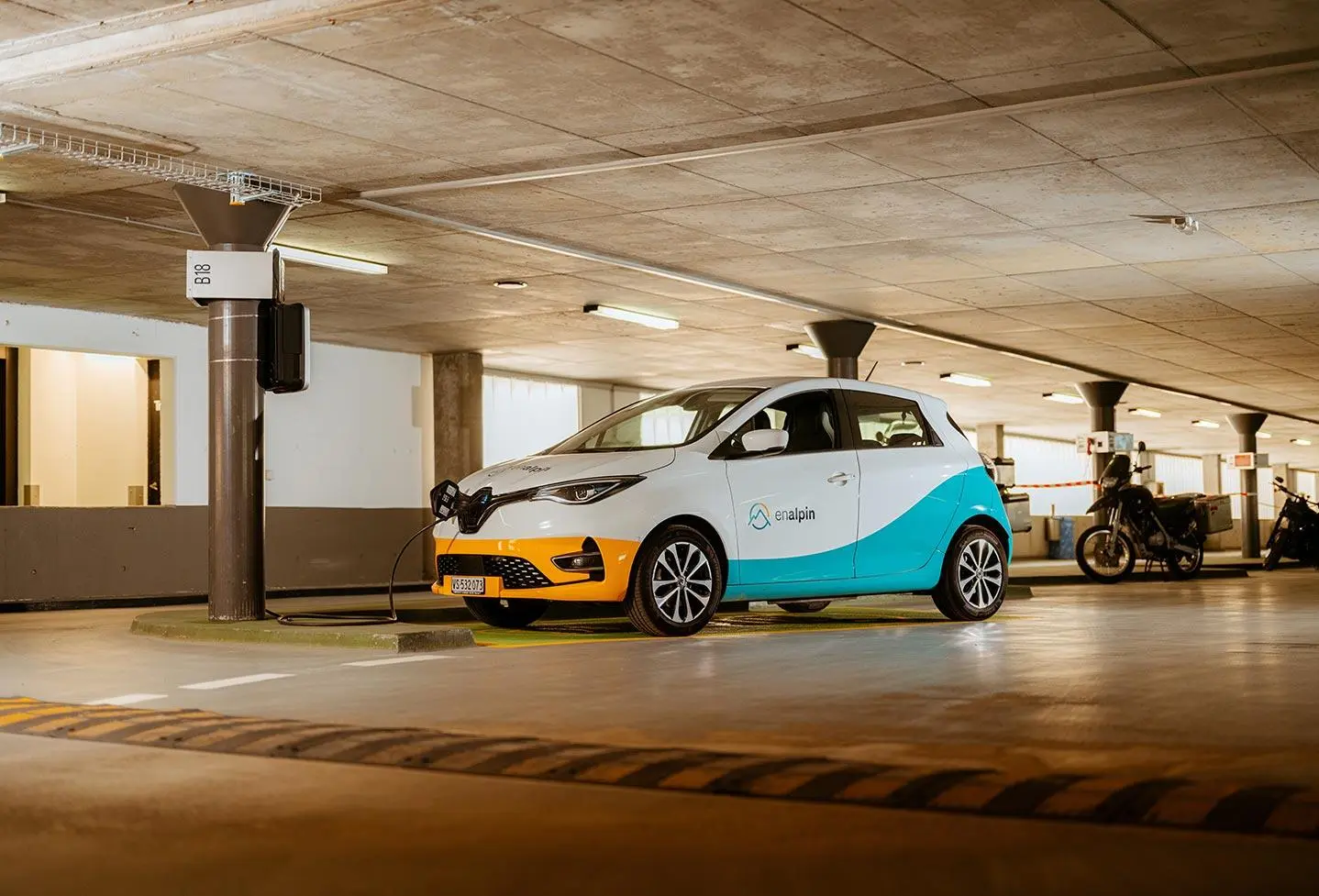E-Auto an Ladestation Elektroauto an einer Ladestation als Beispiel für die Nutzung von Solarstrom mit Photovoltaik