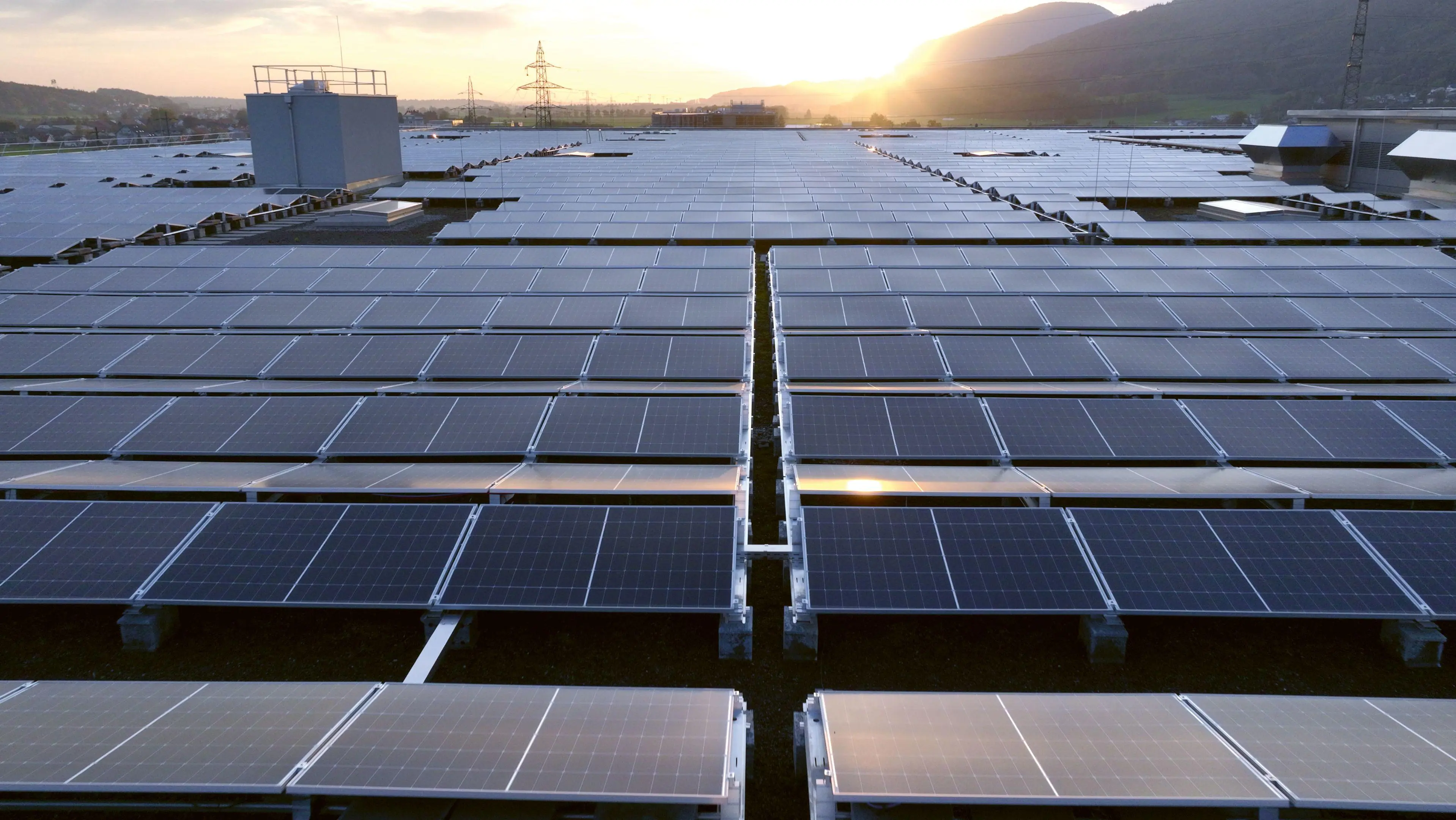 Grosse Photovoltaikanlage auf Flachdach