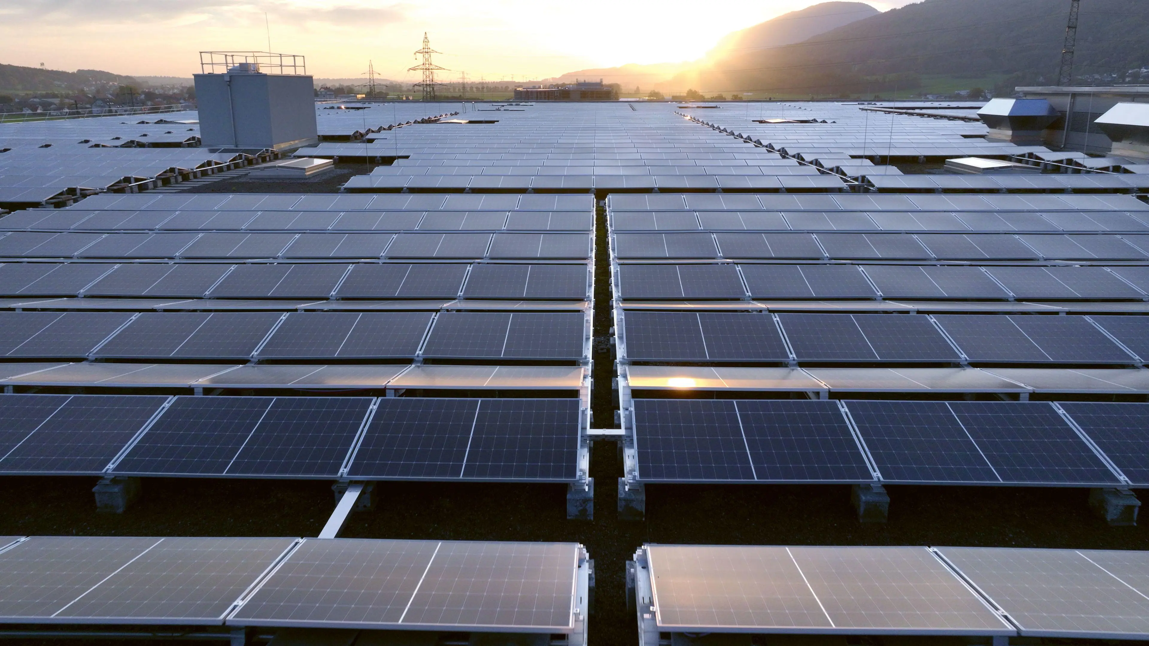 Grosse Photovoltaikanlage auf Flachdach