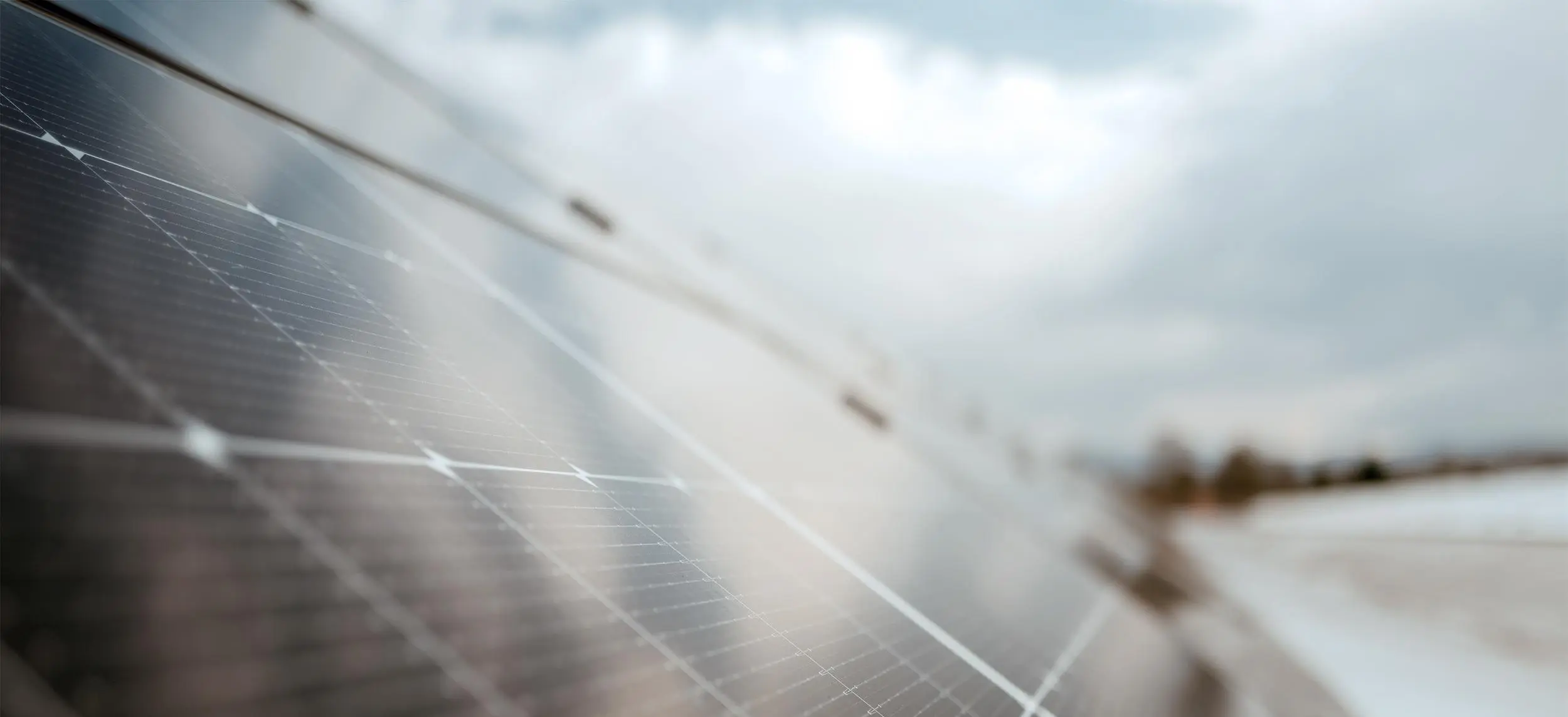 Monteure von tritec installieren eine Solaranlage