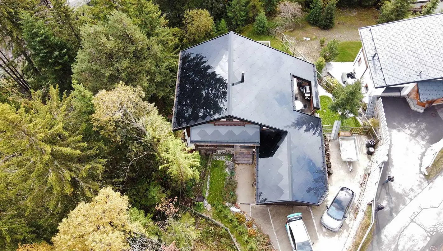 Installation photovoltaïque sur le toit d’une maison individuelle en Suisse