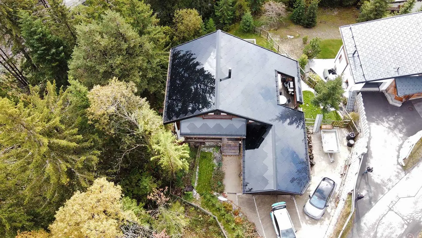 PV Anlage auf dem Dach eines Einfamilienhauses in der Schweiz