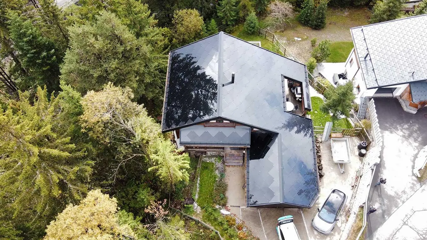 PV Anlage auf dem Dach eines Einfamilienhauses in der Schweiz