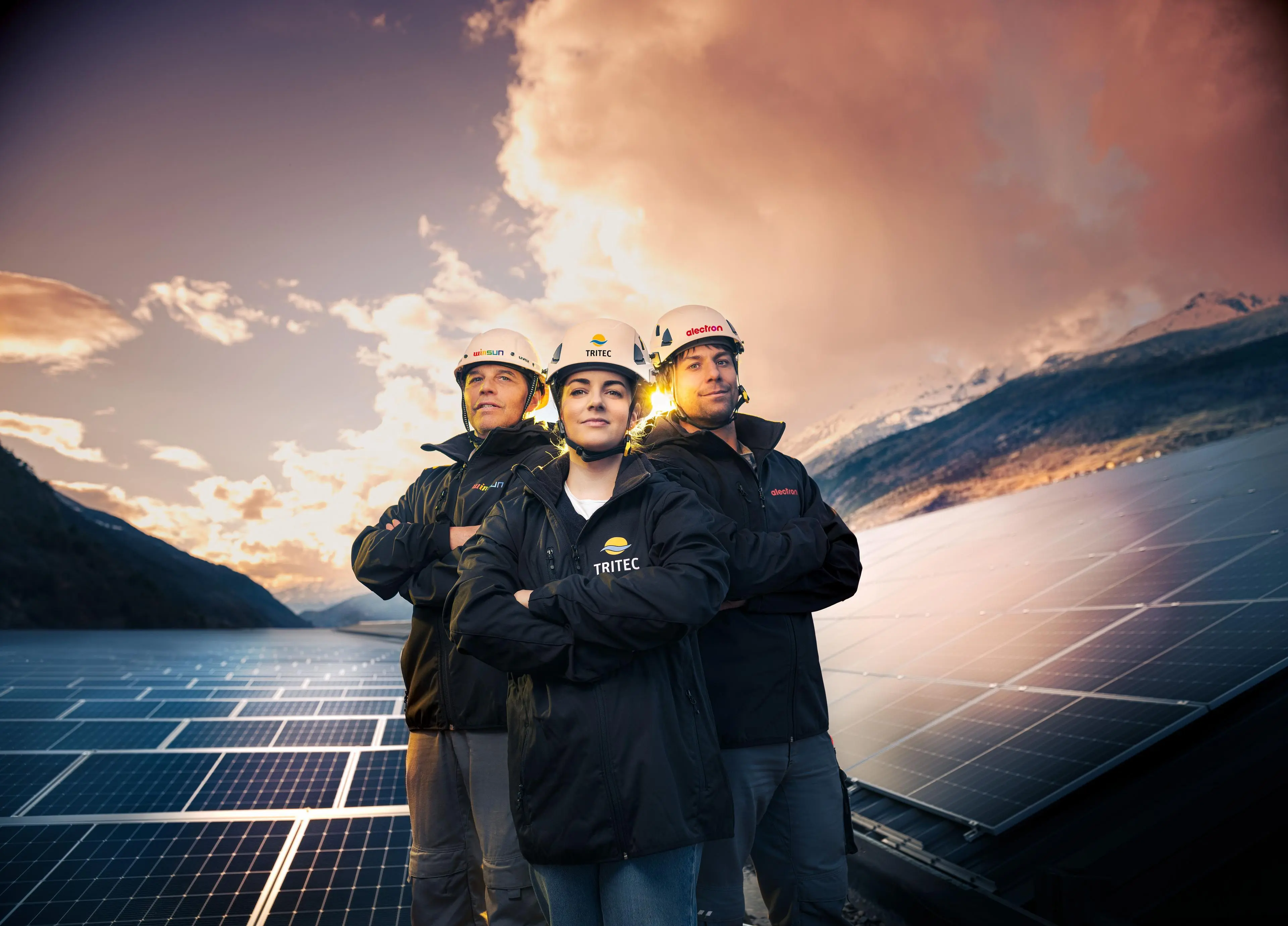 Drei Mitarbeiter des tritec Teams auf einem Dach mit Photovoltaik