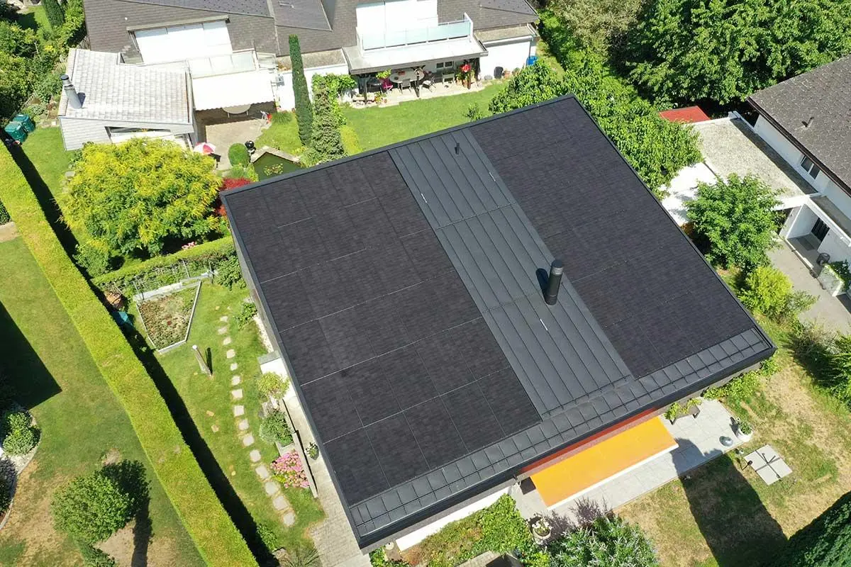 Moderne Photovoltaikanlage auf einem Wohngebäude zur Produktion von Solarstrom