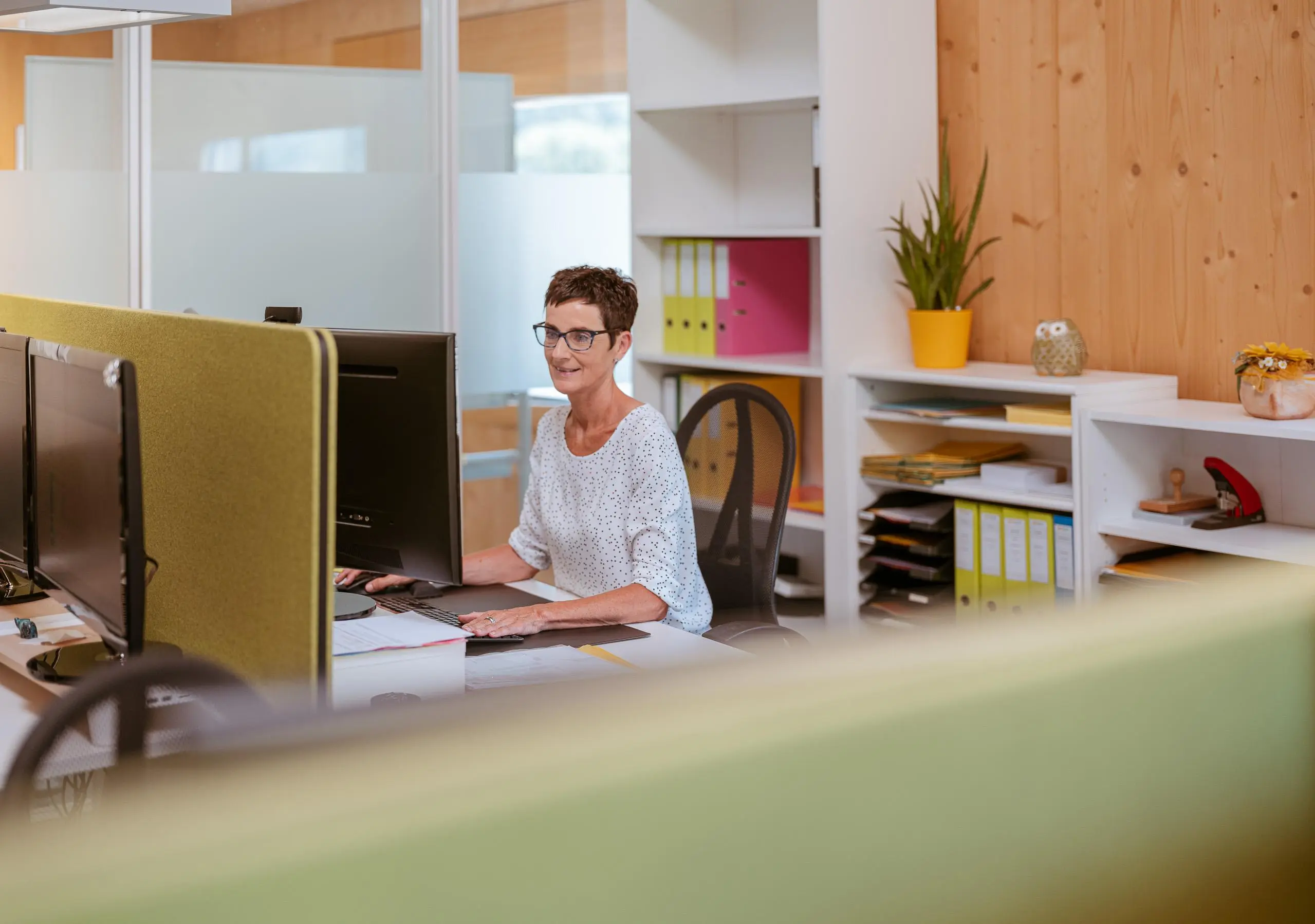 Eine Frau arbeitet am Computer