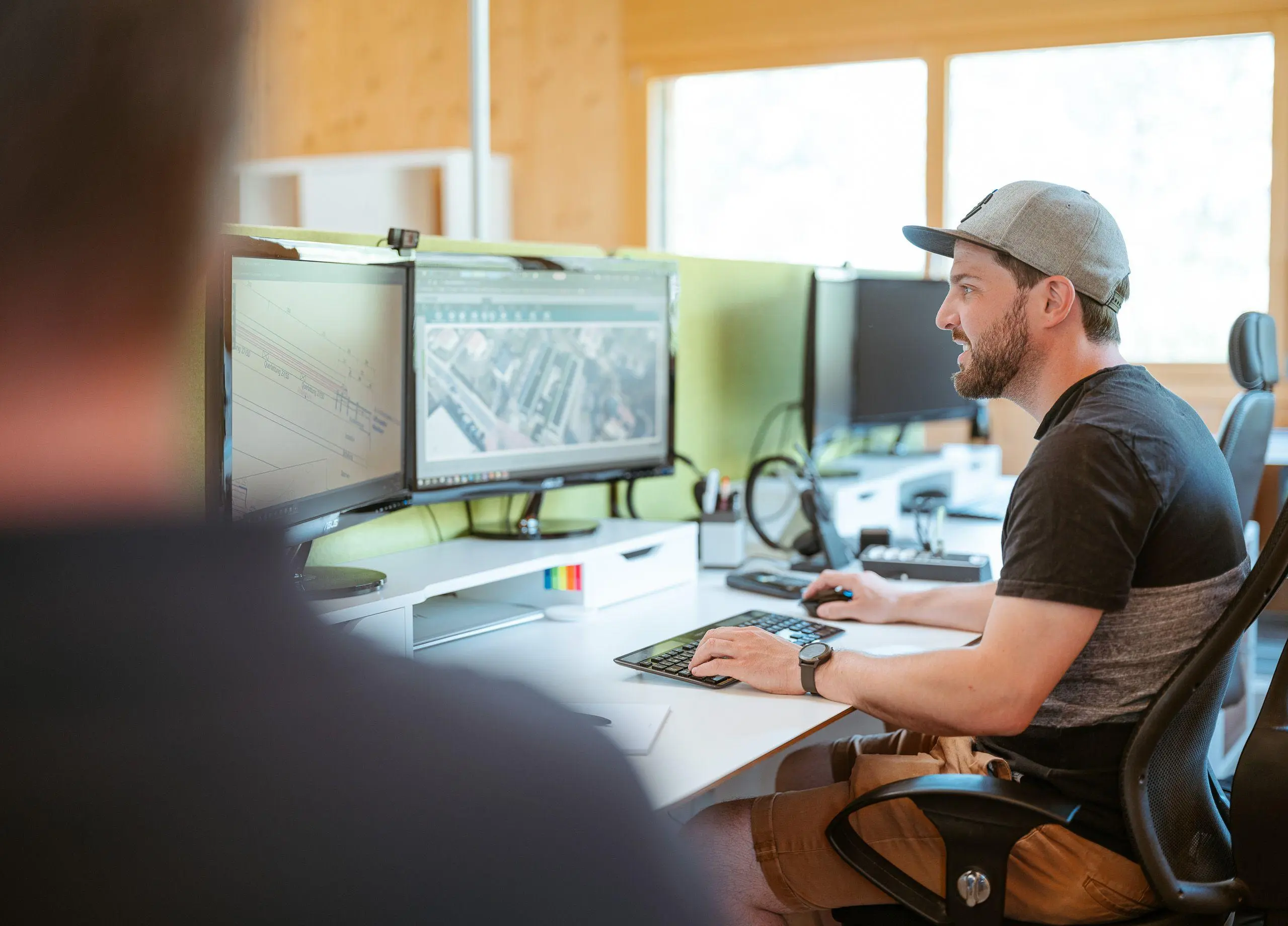 Arbeiter arbeitet mit PV-Auslegungs-Software am Computer