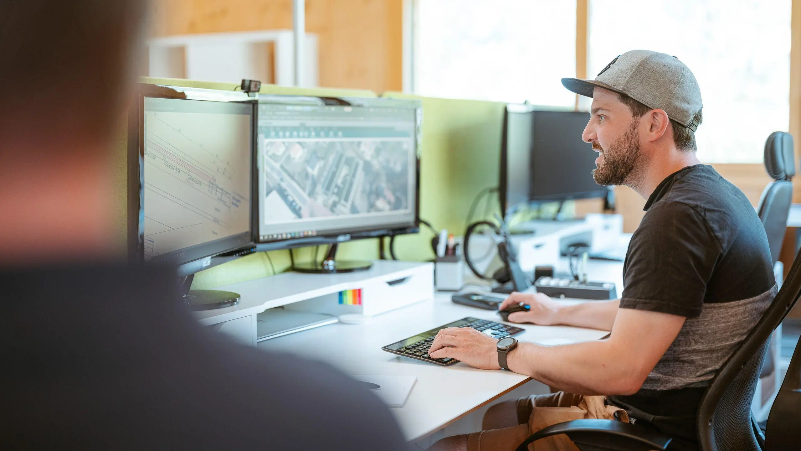 Un ouvrier travaille sur un ordinateur avec un logiciel de conception de systèmes photovoltaïques