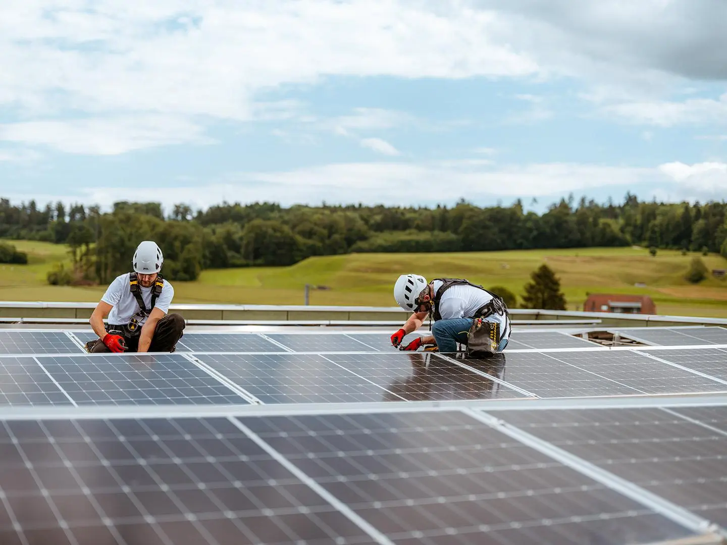 tritec-Monteure bei der Installation einer Solaranlage auf einem Hausdach in der Schweiz