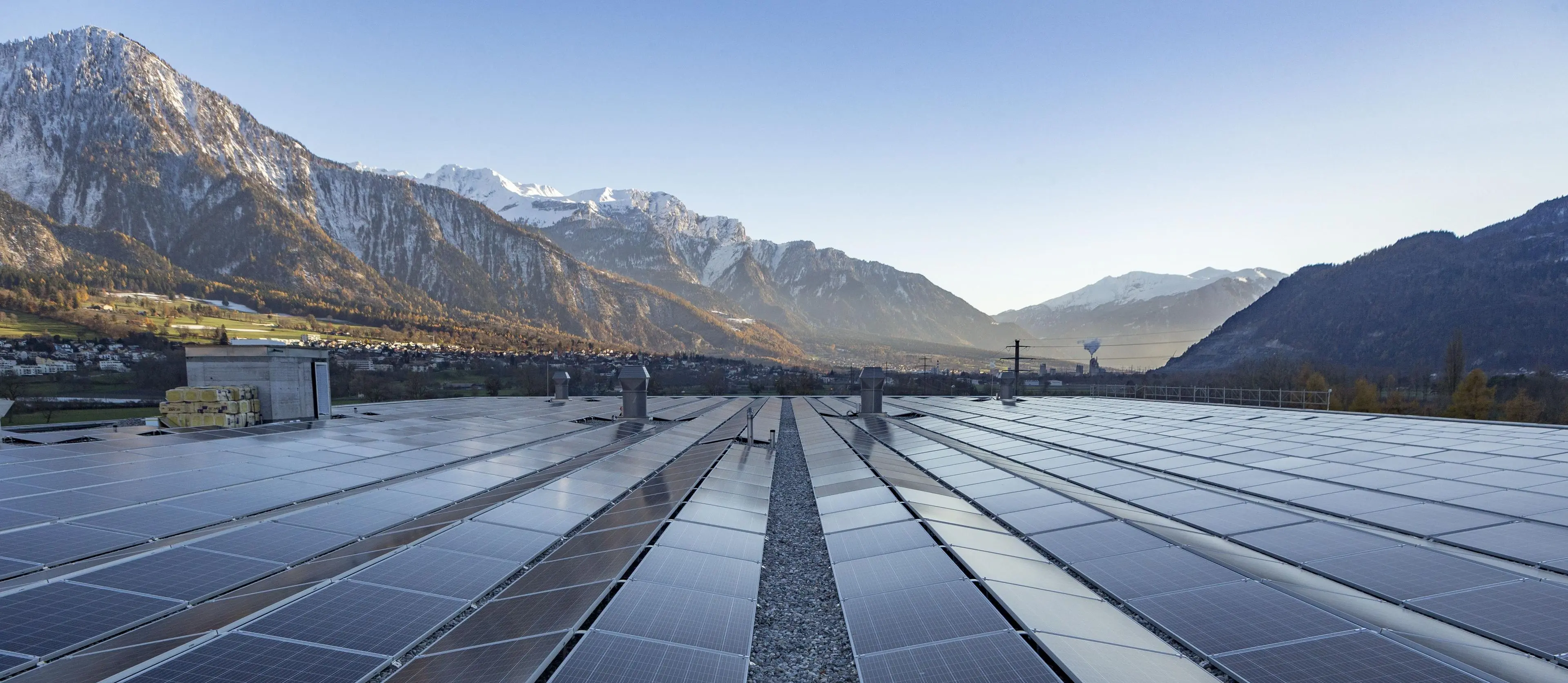 Grosse Photovoltaikanlage auf einem Flachdach