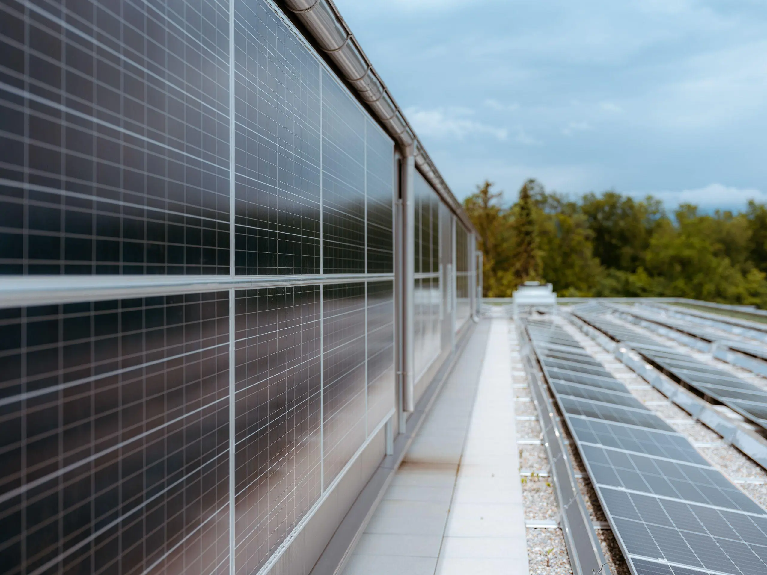 Installation photovoltaïque sur le toit et la façade d'un bâtiment