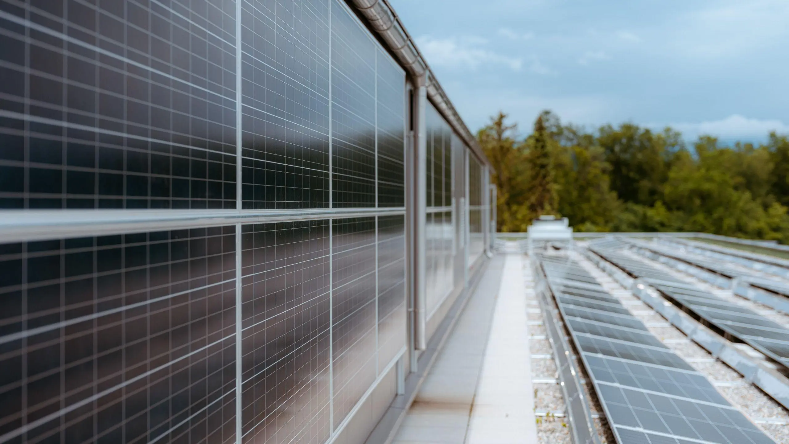 PV-Anlage auf einem Dach und an der Fassade eines Gebäudes